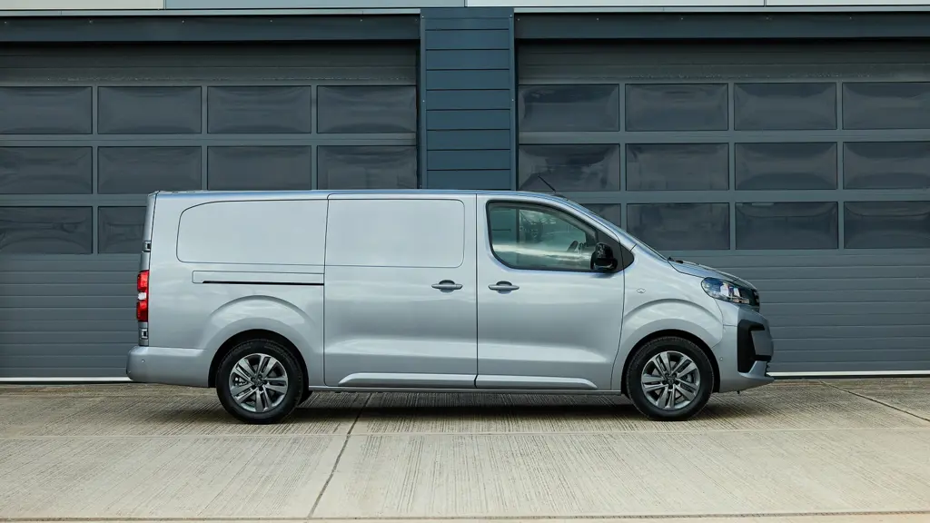 Peugeot Expert E- L2 100KW 75KWH Professional Crew Van Auto