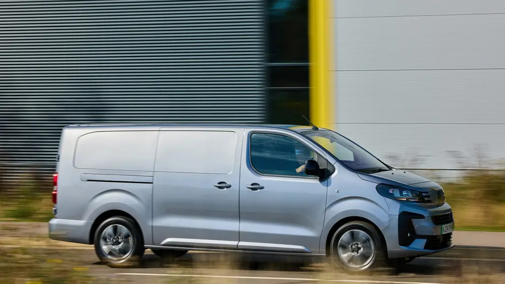 Peugeot Expert E- L2 100KW 75KWH Professional Crew Van Auto