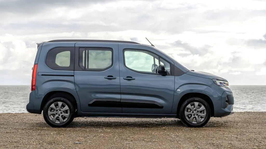 Vauxhall Combo Life 100kW Design 52kWh 5dr Auto