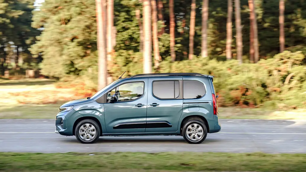 Vauxhall Combo Life 100kW Design 52kWh 5dr Auto